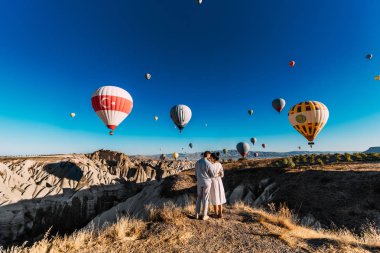 Çift dünyayı geziyor. Türkiye 'de balonlar arasında mutlu ve sevgi dolu bir çift. Tatilde evli bir çift. Kapadokya 'da turistler. İnsan ve kadın Türkiye 'de dinleniyor. Güneşin doğuşunda balon uçuyorlar. Balayı