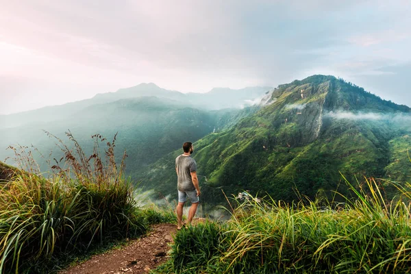 Seorang Pria Berdiri Dengan Punggungnya Pegunungan Seorang Pria Perjalanan Asia — Stok Foto