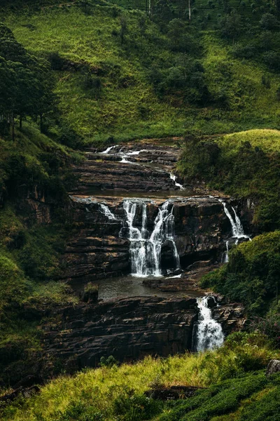 Водопад Среди Зеленых Гор Водопады Шри Ланки Пейзажи Азии Аэрофотосъемка — стоковое фото