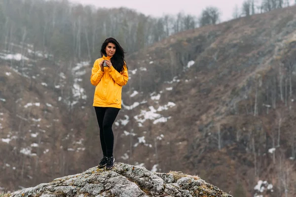 Viajante Segurando Uma Caneca Chá Quente Nas Montanhas Uma Mulher — Fotografia de Stock