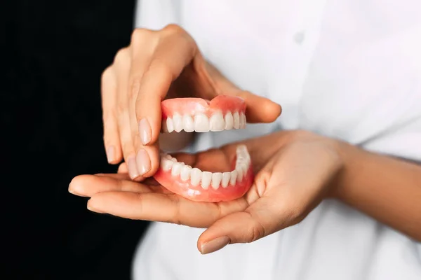 Dentista Tem Dentaduras Nas Mãos Prótese Dentária Nas Mãos Médico — Fotografia de Stock