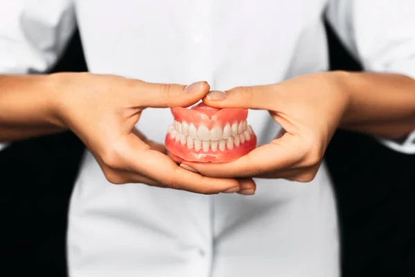 Dentista Tiene Dentaduras Postizas Sus Manos Prótesis Dental Las Manos —  Fotos de Stock
