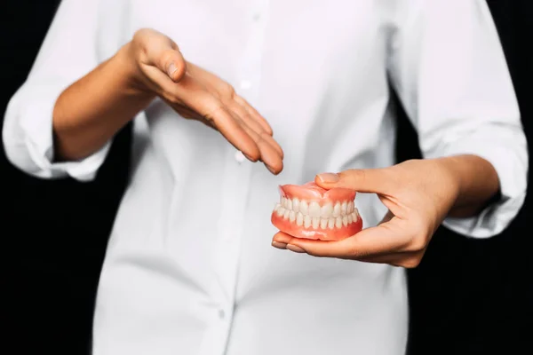 Dentista Tem Dentaduras Nas Mãos Prótese Dentária Nas Mãos Médico — Fotografia de Stock