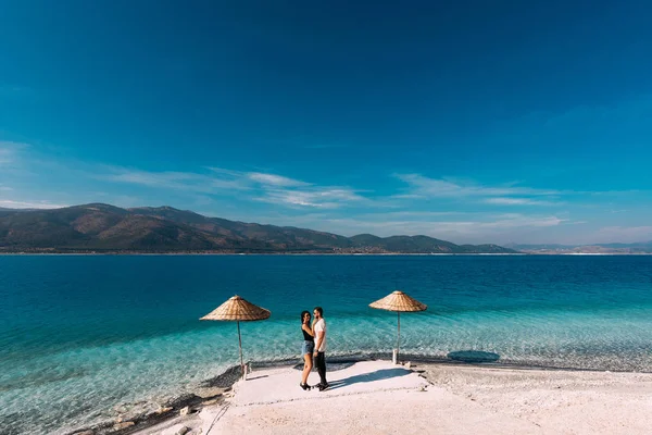 Una Pareja Enamorada Playa Pareja Viaja Por Mundo Hombre Mujer — Foto de Stock