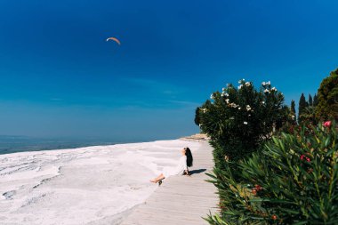 Türkiye 'nin güneybatısındaki Denizli' de Pamukkale 'nin beyaz teraslarında genç ve güzel bir kadın. Türkiye 'de Pamukkale travertininin keyfini çıkaran genç bir kadın. Türkiye 'de tatil. Kız dünyayı gezer
