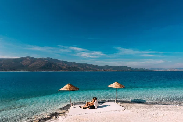 在蓝色的湖中相爱的夫妻 土耳其海岸上的男男女女 岛上的男男女女 一对夫妇在度假 蜜月之行 深山湖畔的情人 在海滩上快乐的一对 — 图库照片