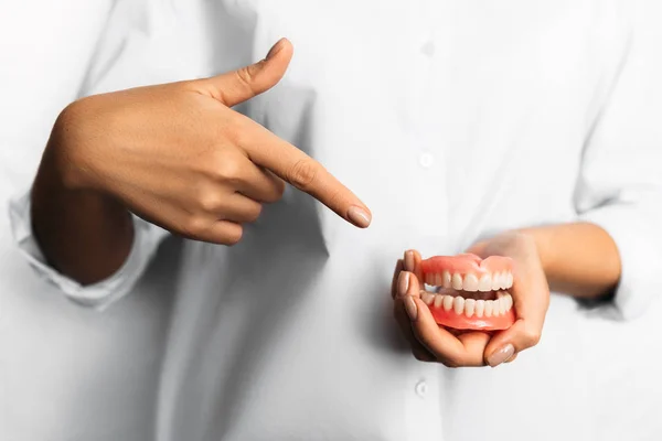 Denture Rękach Dentysty Lekarz Trzyma Protezę Zębową Stomatologia Zdjęcie Koncepcyjne — Zdjęcie stockowe