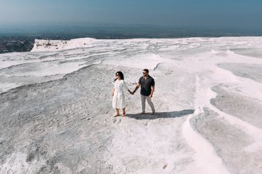 Pamukkale 'de bir çift. Erkek ve kadın seyahat ediyor. Birbirine aşık bir çift yürüyor. Türkiye 'ye gidiyorum. Balayı gezisi. Mutlu çift seyahati. Düğün seyahati. Yeni evli bir çift. Balayı. Beni izleyin.