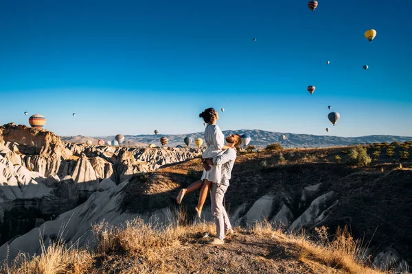 Casal Apaixonado Capadócia Casal Viaja Pelo Mundo Férias Turquia Lua — Fotografia de Stock