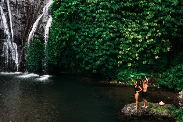 Пара Закоханих Водоспад Індонезії Пара Закоханих Тропіках Прекрасна Пара Подорожує — стокове фото