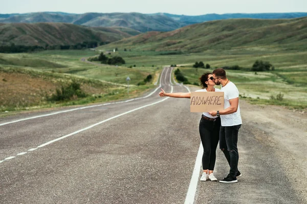 Homem Uma Mulher Estão Pedir Boleia Jovem Casal Vai Boleia — Fotografia de Stock