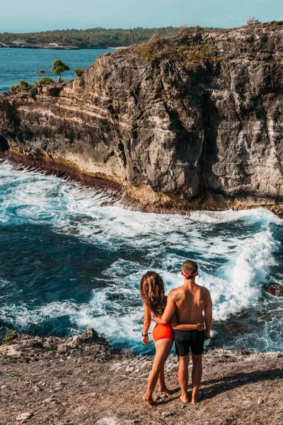 Coppia Sulla Spiaggia Vista Posteriore Gli Amanti Della Luna Miele — Foto Stock