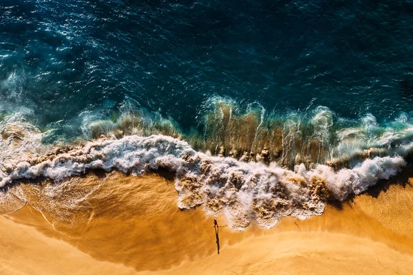 Αεροφωτογραφία Στην Τροπική Αμμώδη Παραλία Και Τον Γαλάζιο Ωκεανό Πανόραμα — Φωτογραφία Αρχείου