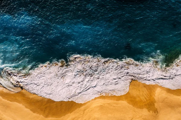 Όμορφη Αμμώδης Παραλία Στο Ηλιοβασίλεμα Παραλία Κίτρινη Άμμο Και Θαλασσινό — Φωτογραφία Αρχείου