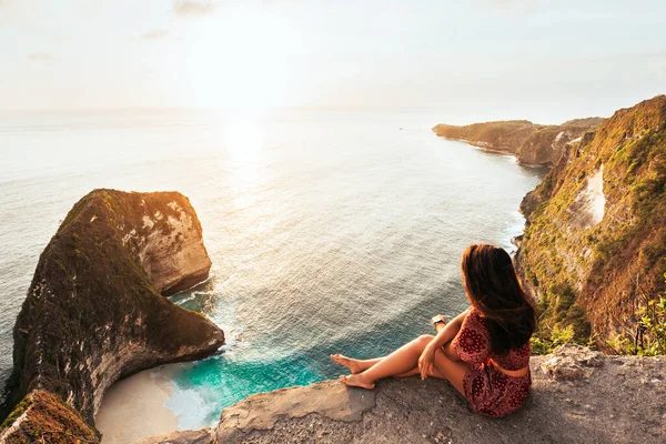 Bella Ragazza Seduta Una Roccia Alta Guardando Verso Mare Vista — Foto Stock