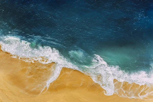 Costa Mar Vista Altura Praia Areia Amarela Com Mar Azul — Fotografia de Stock