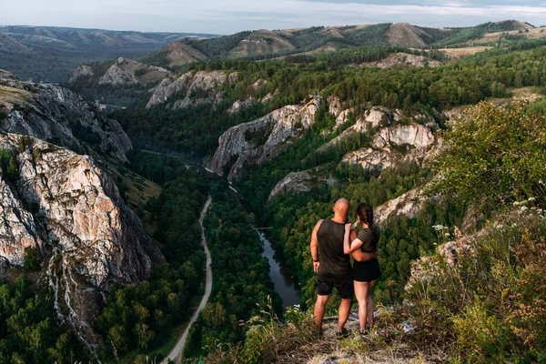 Couple Rencontre Lever Soleil Dans Les Montagnes Vue Arrière Homme — Photo