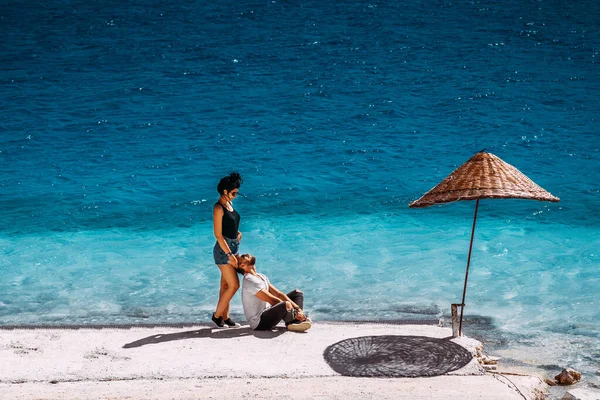 Coppia Innamorata Nella Laguna Blu Uomo Donna Sulla Costa Turchia — Foto Stock