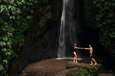 Şelalede aşık bir çift. Balayı gezisi. Bali adasında mutlu bir çift. Güzel bir çift dünyayı gezer. Endonezya 'ya seyahat. Tatildeki mutlu çift. Uzayı kopyala Beni izleyin.