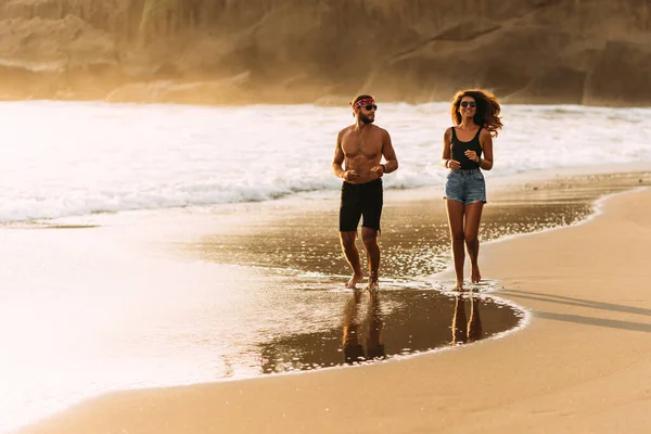 Hombres Mujeres Corriendo Playa Atardecer Pareja Feliz Divirtiéndose Costa Pareja —  Fotos de Stock