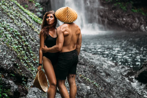 Casal Apaixonado Férias Ásia Casal Está Férias Nos Trópicos Belo — Fotografia de Stock