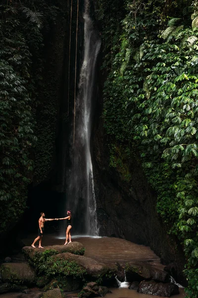 Zakochana Para Wodospadzie Podróż Poślubna Piękna Para Przy Wodospadzie Bali — Zdjęcie stockowe