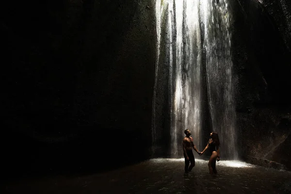 Schönes Paar Einer Höhle Mit Wasserfall Sportlicher Mann Und Frau — Stockfoto