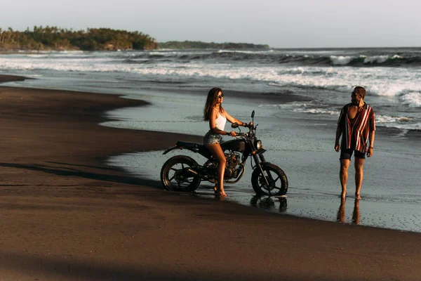 Пара Мотоцикле Пляже Влюблённая Пара Пляже Встречает Закат Красивая Пара — стоковое фото