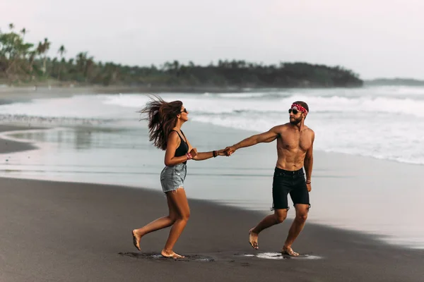 Para Zakochanych Bawi Się Plaży Podróż Poślubna Para Podróżuje Mężczyzna — Zdjęcie stockowe