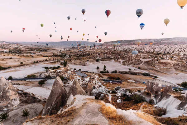 トルコ カッパドキア 10月10 2018 カッパドキアで早朝 気球の飛行 カッパドキア トルコでの飛行気球の数が多い 気球に乗って飛ぶ 風船の祭りだ — ストック写真