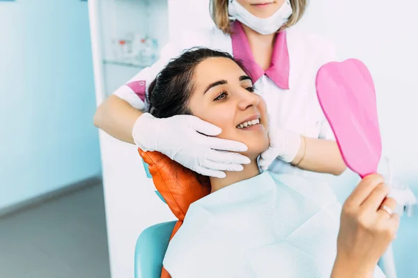 患者の歯科検査 歯医者は快適な環境で歯科事務所で女性患者を治す 歯のケア 女性は歯医者に歯を治療する 介護の防止 — ストック写真