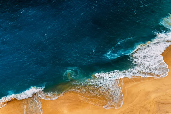 Vista Aérea Desde Dron Playa Arena Con Olas Azules Con — Foto de Stock