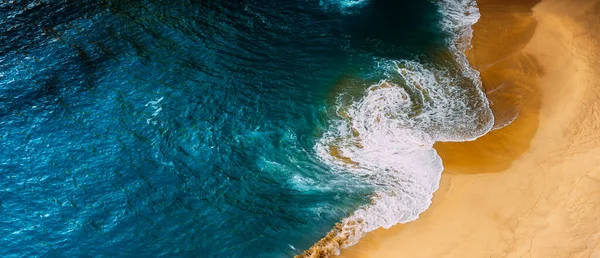 Temiz bir plajın manzarası. Temiz bir kumsalın havadan çekilmiş fotoğrafı. Sarı kumlu güzel bir sahil. Çöpsüz deniz. Deniz manzarasının hava fotoğrafçılığı. Boşluğu kopyala