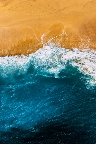 Sarı Kum Mavi Deniz Ile Temiz Kumlu Sahil Dikey Fotoğraf — Stok fotoğraf
