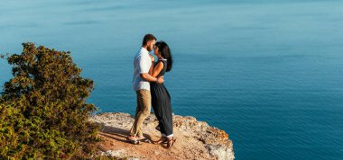 Birbirine aşık bir çift kumsalda kucaklaşır. Mutlu bir çift deniz kenarında şafakla tanışır. Balayı gezisi. Çift deniz kenarında eğleniyor. Denizde güzel bir çift. Boşluğu kopyala