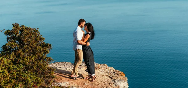 Una Pareja Enamorada Abraza Playa Una Pareja Feliz Encuentra Amanecer — Foto de Stock