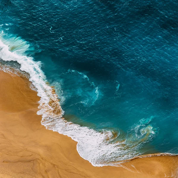 Καθαρή Αμμώδης Παραλία Κίτρινη Άμμο Και Γαλάζια Θάλασσα Κάθετη Φωτογραφία — Φωτογραφία Αρχείου