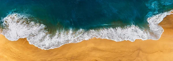 Temiz bir plajın manzarası. Temiz bir kumsalın havadan çekilmiş fotoğrafı. Sarı kumlu güzel bir sahil. Çöpsüz deniz. Deniz manzarasının hava fotoğrafçılığı. Boşluğu kopyala