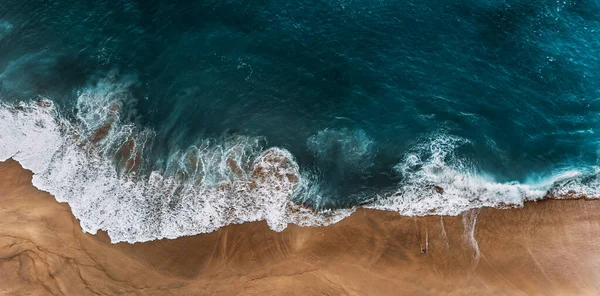 Πανόραμα Μιας Καθαρής Παραλίας Αεροφωτογραφία Των Κυμάτων Του Γαλάζιου Ωκεανού — Φωτογραφία Αρχείου
