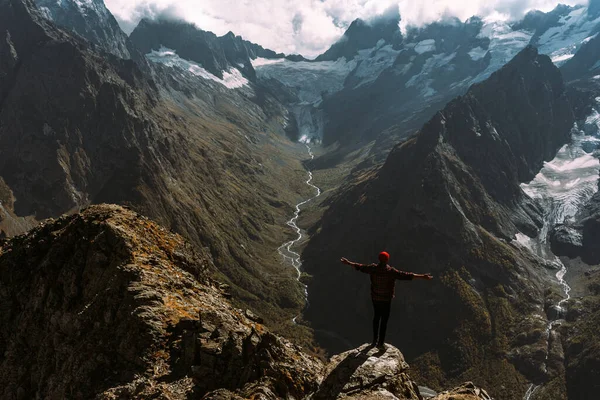 Vista Trasera Hombre Pie Sobre Fondo Las Montañas Con Los —  Fotos de Stock