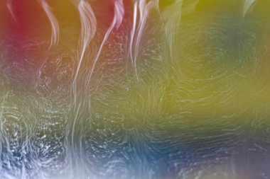 Sabun baloncuklarıyla şekillenen tuhaf soyut şekillerin ayrıntıları, doğal ışık ve uzun pozlama ile aydınlatılmış, ışık yolları oluşturan.