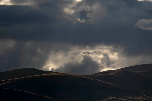 Hermoso Paisaje Paisaje Montañoso Atardecer Con Cielo Dramático Nublado Valle — Foto de Stock