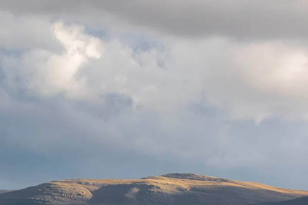 Peru And Dağları 'nın orta kesimindeki Mantaro Vadisi' nde gün batımında dramatik ve bulutlu bir gökyüzü ile güzel bir manzara. Huancayo - Peru.