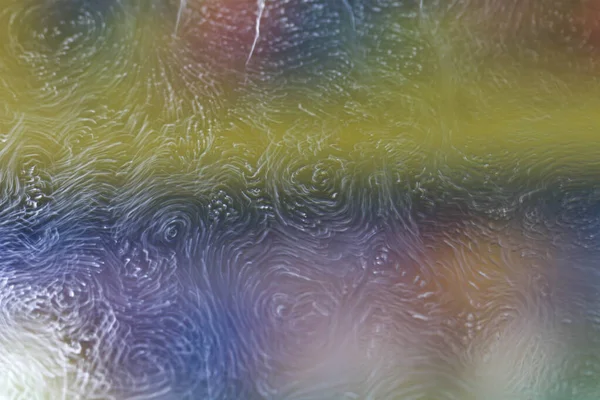 Sabun baloncuklarıyla şekillenen tuhaf soyut şekillerin ayrıntıları, doğal ışık ve uzun pozlama ile aydınlatılmış, ışık yolları oluşturan.