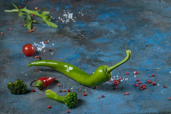 香草和蔬菜的选择 烹调的配料 黑板凳上的食物背景 顶视图复制空间 — 图库照片