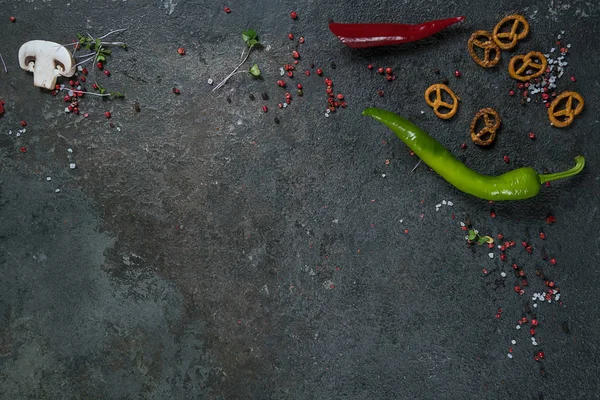 Baharat otlar ve Yeşiller seçim. Yemek pişirmek için malzemeler. Gıda arka plan üzerinde siyah arduvaz tablo. — Stok fotoğraf