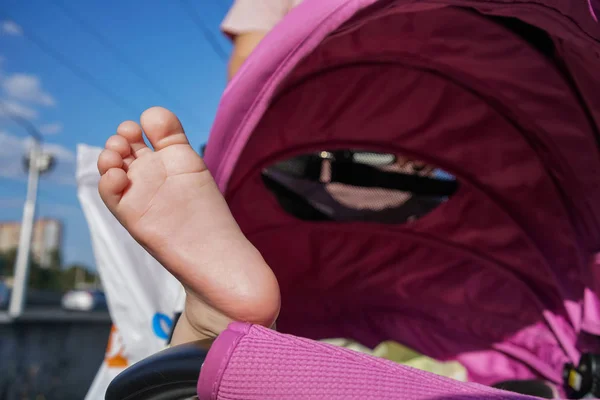 Малыш Спит Коляске Открытом Воздухе Маленькие Детские Ноги — стоковое фото