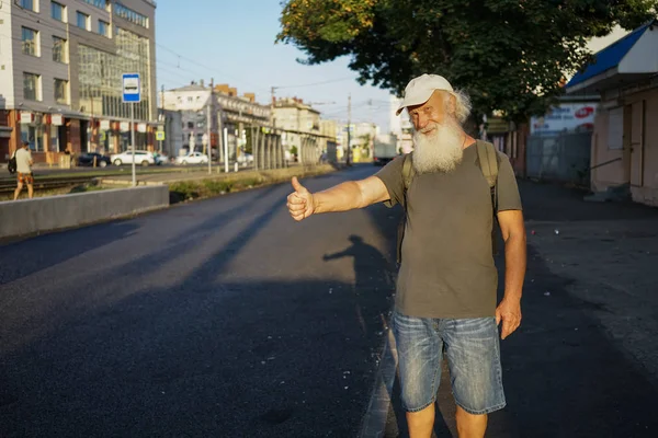 Счастливый Старик Бородой Ловит Такси Городе — стоковое фото