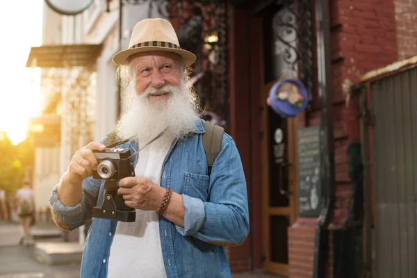 年配の男性 カメラの写真旅行のコンセプト — ストック写真