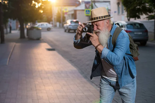 Starszy Człowiek Aparat Fotografia Podróży Koncepcja — Zdjęcie stockowe